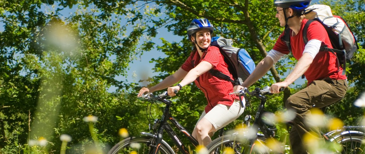 Paar auf dem Ruwer-Hochwald-Radweg und Hunsrück-Radweg